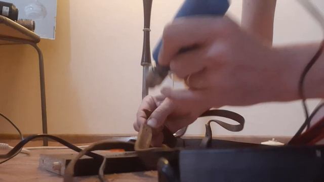 Сверление отверстий в коженом ремне  . Микродрель для шорника и других мастеров  по работе с кожей