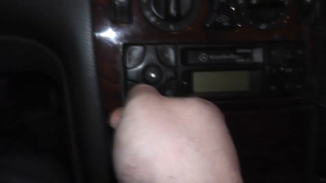 Как снять родную магнитолу на Мерседесе W210 за 5 секунд!!! смотреть онлайн