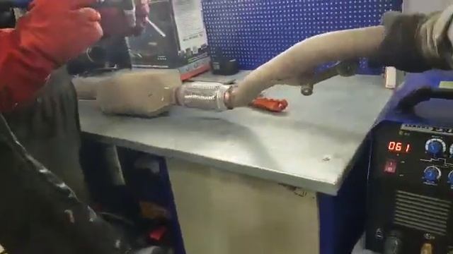Сварка аргоном при замене гофры глушителя смотреть онлайн