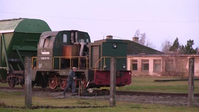 Тепловоз ТГМ23В почти проехал закрытые ворота / TGM23V locomotive almost drove through closed gates смотреть онлайн