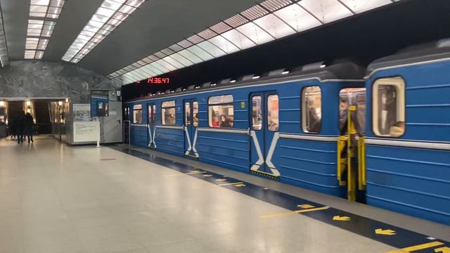 81-717/714.5 отправляется со станции «Чкаловская» смотреть онлайн