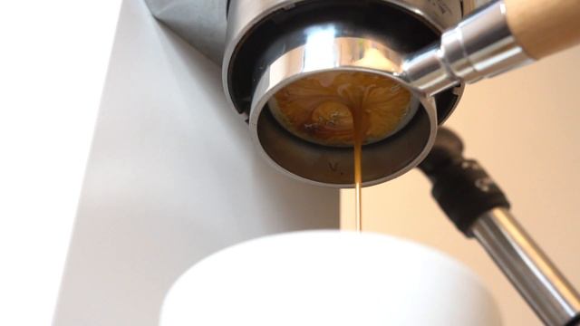 De Longhi EC 685M with Commandate Grinder смотреть онлайн