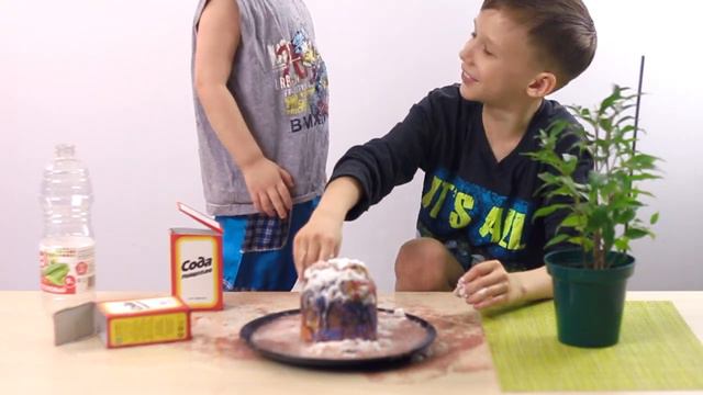 04/ 😎 Мы сделали с содой и уксусом ВСЁ! 😜 Эксперименты для самых маленьких детей смотреть онлайн