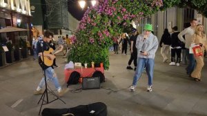 ROZHDEN — Знаешь — Рожден - свой кавер песни спел на Никольской улице шоумен Ростислав Федин #Mosco