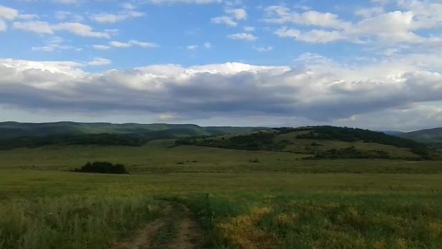 Два взрослых мужика жуют горох, на фоне крымских гор :) смотреть онлайн