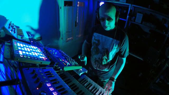 Clouds of Thule (Novation Ultranova - Moog Mother 32) смотреть онлайн