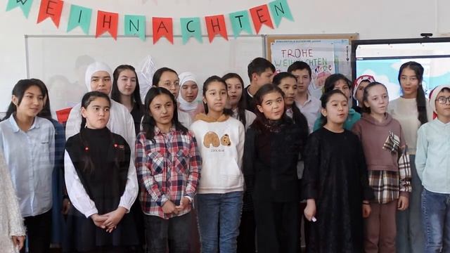 Yangi yil bayrami Toshkent maktabda || Weihnachtsfeier in Taschkent || Рождественские песни 2022 смотреть онлайн