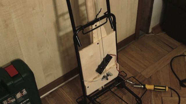 Собрал гитару в СТРОИТЕЛЬНОМ МАГАЗИНЕ | Аццкая Тележка смотреть онлайн