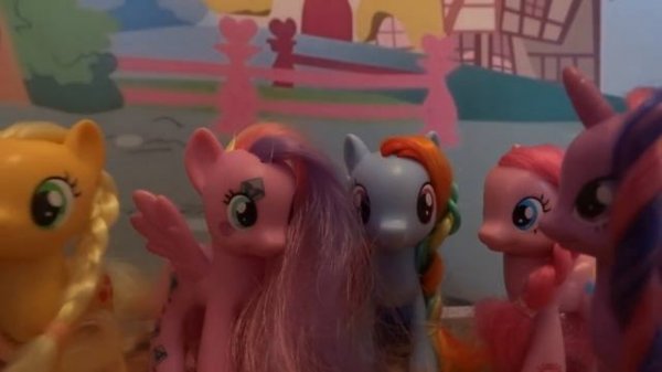 My little pony. Приезд Тёти Старлайт. Пони Искорка и Лотос померились?