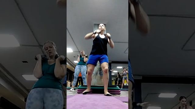 Тай бо. Упражнения с гантелями. Удары с гантелями. Кардиотренинг. Фитнес. Апперкоты. Сжигание жира смотреть онлайн