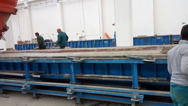 Бетонораздатчик на мостовом кране. Заливка бетона в формы. Завод ЖБИ в Италии смотреть онлайн