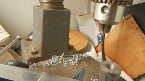 сверлю каленую х12мф 59-60 дешевым китайским сверлом.