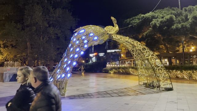 Крым, Ялта Первое Мая 2024. Люди гуляют по набережной и сидят в кафе. Что такое Первомай кратко. смотреть онлайн