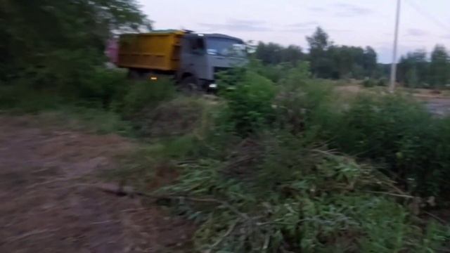 ДЕЛАЕМ ПОДЪЕЗД К ДОМУ. КАМАЗ НЕ МОЖЕТ ВЫГРУЗИТЬ ЩЕБЕНКУ. смотреть онлайн