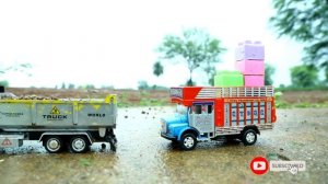 Грузовики катаются под дождём