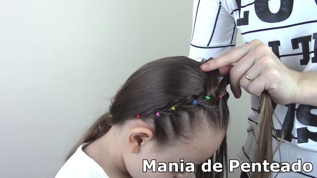 Penteado Infantil fácil com tiara de trança falsa e ligas coloridas смотреть онлайн