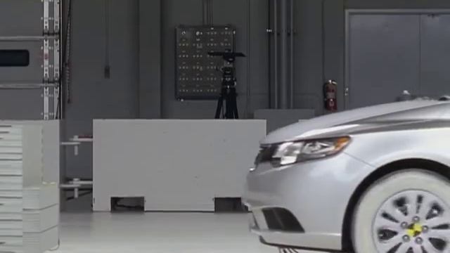 2010 Kia Forte moderate overlap IIHS crash test смотреть онлайн