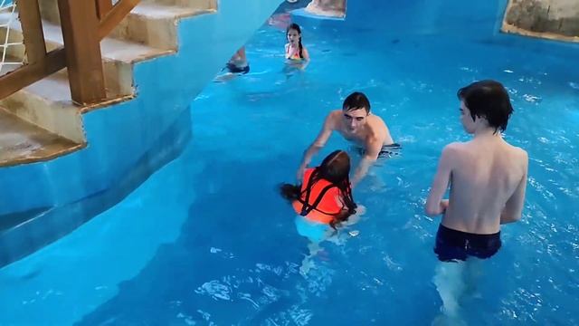 В Казань из Екатеринбурга. Аквапарк Ривьера. Достопримечательности Казани. Прогулка смотреть онлайн