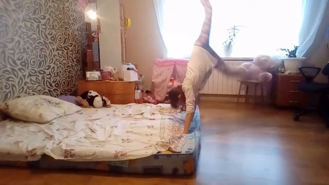 Учусь делать стойку в кувырок.
