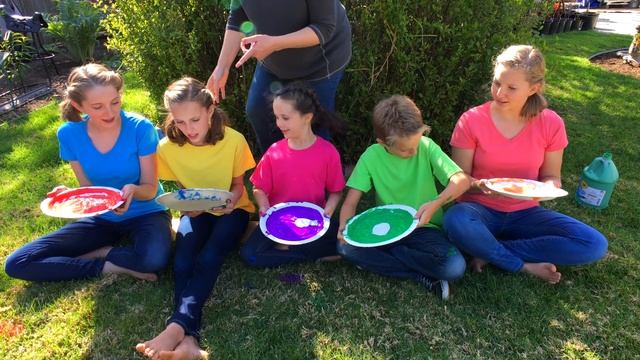 Color Paint Challenge with Sign Post Kids! Will it Roll? смотреть онлайн