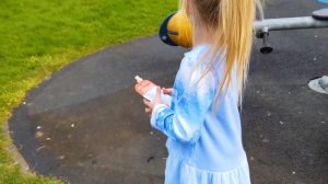 МАЛЫШ НА ДЕТСКОЙ  ПЛОЩАДКЕ Эльвира и братик Райан