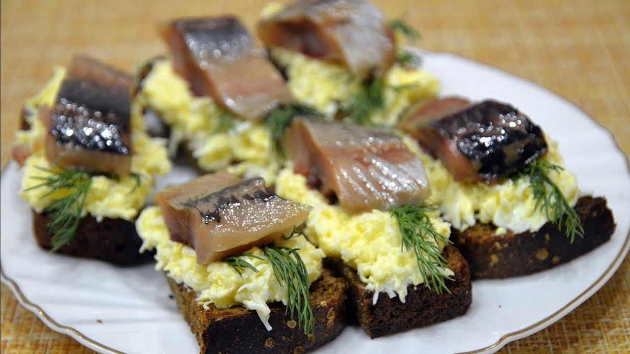 Вкусные бутерброды с селедкой. смотреть онлайн