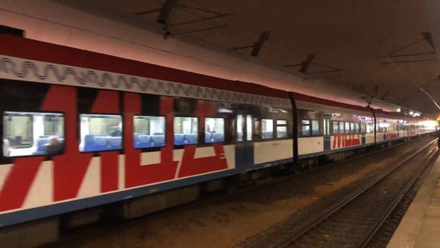 Электропоезд ЭГ2Тв-017 «Иволга» с сообщением «Нахабино-Подольск» на станции Москва-Курская смотреть онлайн