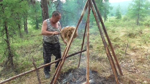 Плато Оконон С каюром Павлом Трифоновым лечим оленя старинным способом. смотреть онлайн