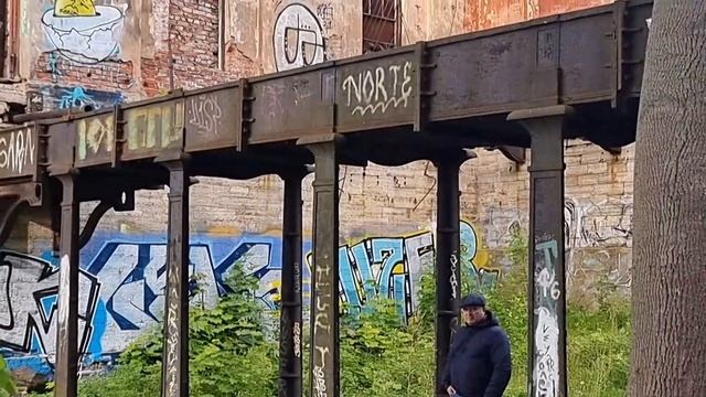 Полигональная стена. Загадки Докового  бассейна канала 