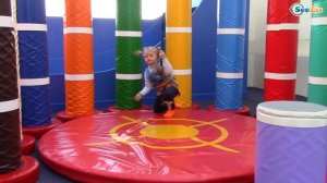 ВЛОГ на Скалодроме ЯРОСЛАВА АЛЬПИНИСТ Пытаемся забраться на самую вершину скалы Видео для детей