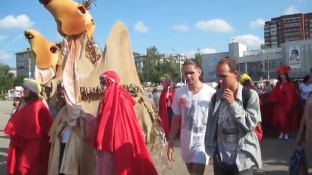 шествие на фестивале шляп город вятские поляны смотреть онлайн