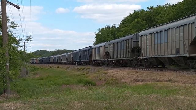 Тепловоз 2ТЭ116-1489 с грузовым поездом