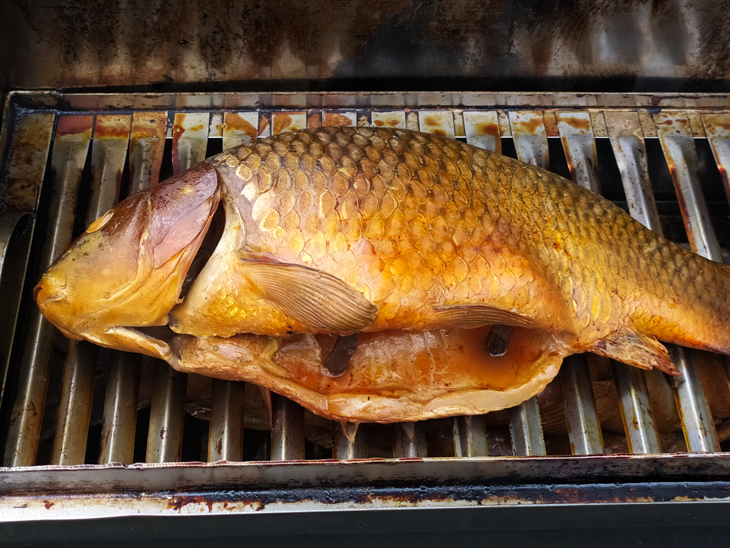 Карп горячего копчения, с травами. смотреть онлайн