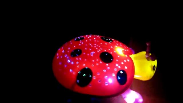Божья коровка музыкальная — со световыми эффектами, танцует, крутится. смотреть онлайн