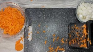 Куриные желудки,сердечки и печень тушеные с луком и морковкой