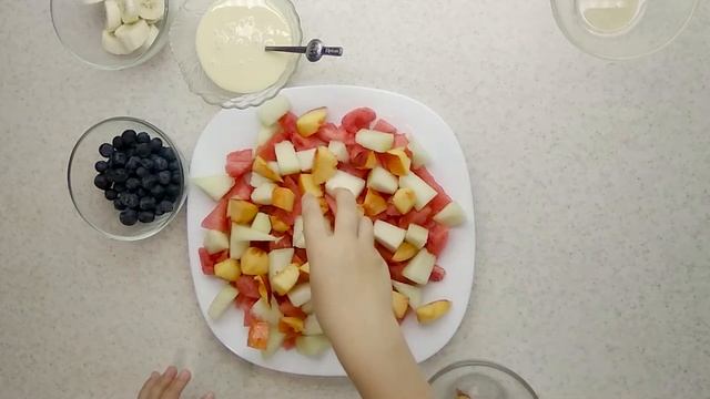 Рецепты для детей: фруктовый салат со сгущенкой смотреть онлайн