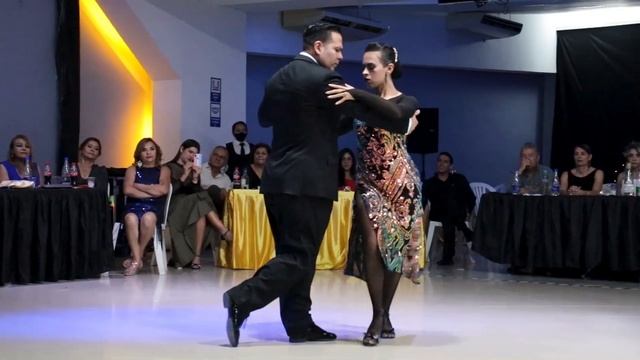 Paulina Mejía y Sebastián Arce - Chiqué, Osvaldo Pugliese смотреть онлайн