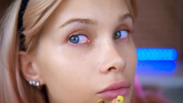 #азиатская косметика,огромные глаза, тонкий нос и пухлые губы.