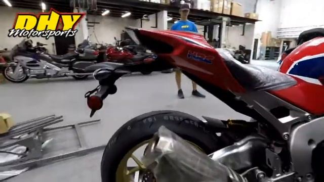 DHY Motorsports Unracking a 2017 Honda CBR1000RR SP смотреть онлайн