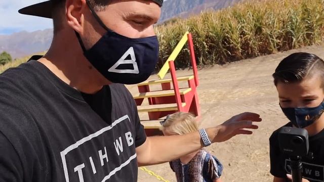 FATHER AND SON GET LOST IN A CORN MAZE AND ARE FORCED TO CALL FOR HELP смотреть онлайн