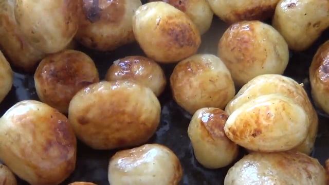 Молодой картофель с золотистой корочкой Картошка вкуснее не бывает. fried potatoes смотреть онлайн