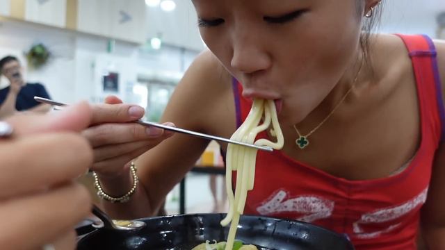 WHAT I EAT IN A WEEK IN KOREA | road trip, kbbq, convenience food, etc смотреть онлайн