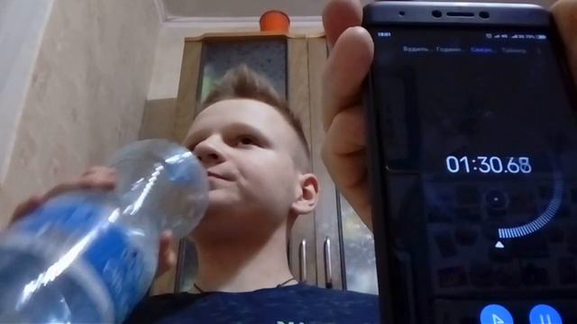 Выпил 2 ЛИТРА воды за 4 МИНУТЫ! смотреть онлайн