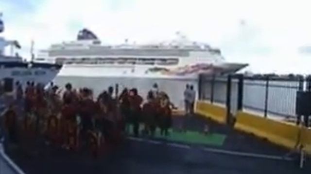 Pride of Aloha Cruise Ship Arriving in Honolulu смотреть онлайн