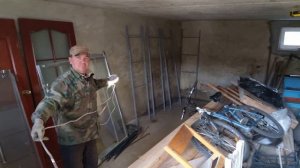 Чистка деревьев перед побелкой от старой коры и лишайников