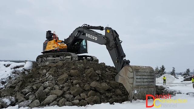 The Big Volvo EC750E Excavator Being Tested смотреть онлайн