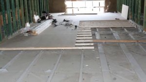 Укладка плитки на деревянный пол.