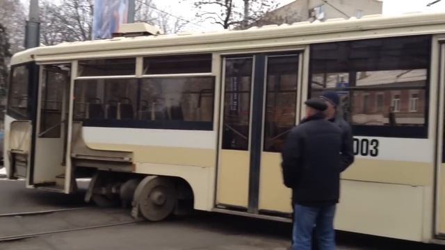 В Саратове трамвай сошел с рельсов смотреть онлайн