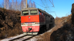 "Серовский дедушка". 2ТЭ116-379 с грузовым поездом