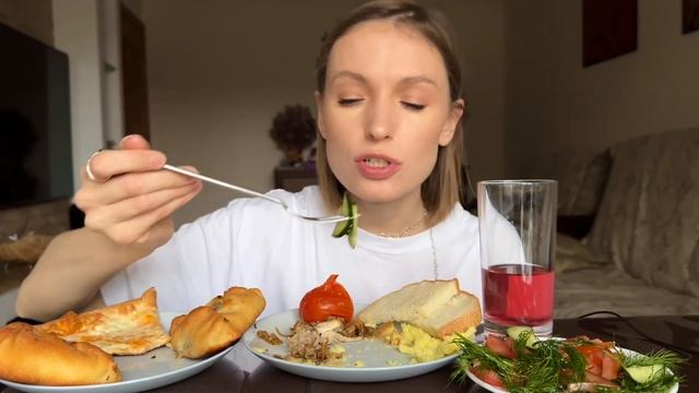 ПРОФЕССИЯ БЛОГЕР | мукбанг пицца , пюре, курица, учпучмак , салат, компот смотреть онлайн